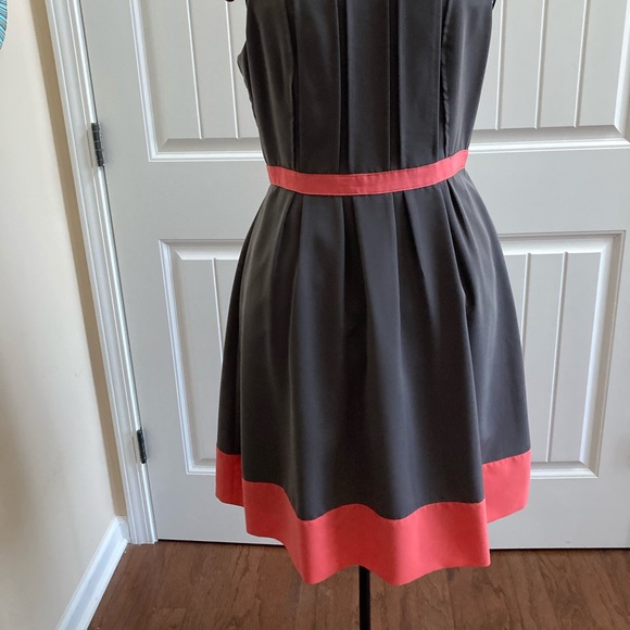 JESSICA SIMPSON Grey & Coral Pleated Dress - Picture 2 of 6